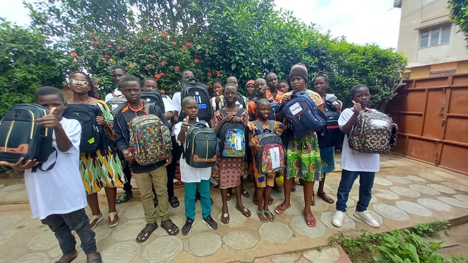 RENTREE SCOLAIRE 2020-2023, CARITAS/SCDIH- COTONOU, FAIT DES DONS DE KITS SCOLAIRES