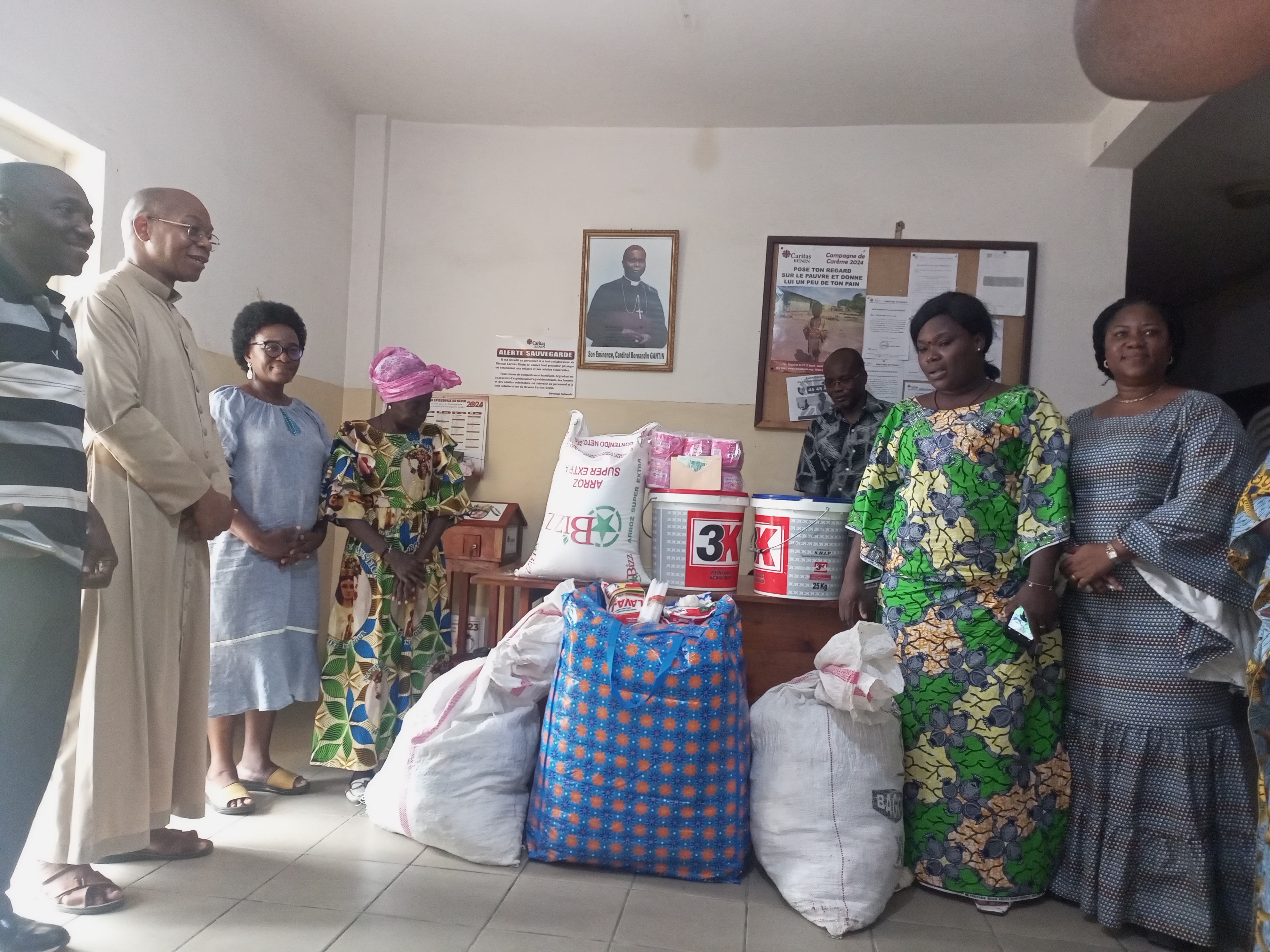 L’Association « messager de la paix » a fait un don pour soutenir les œuvres de Caritas