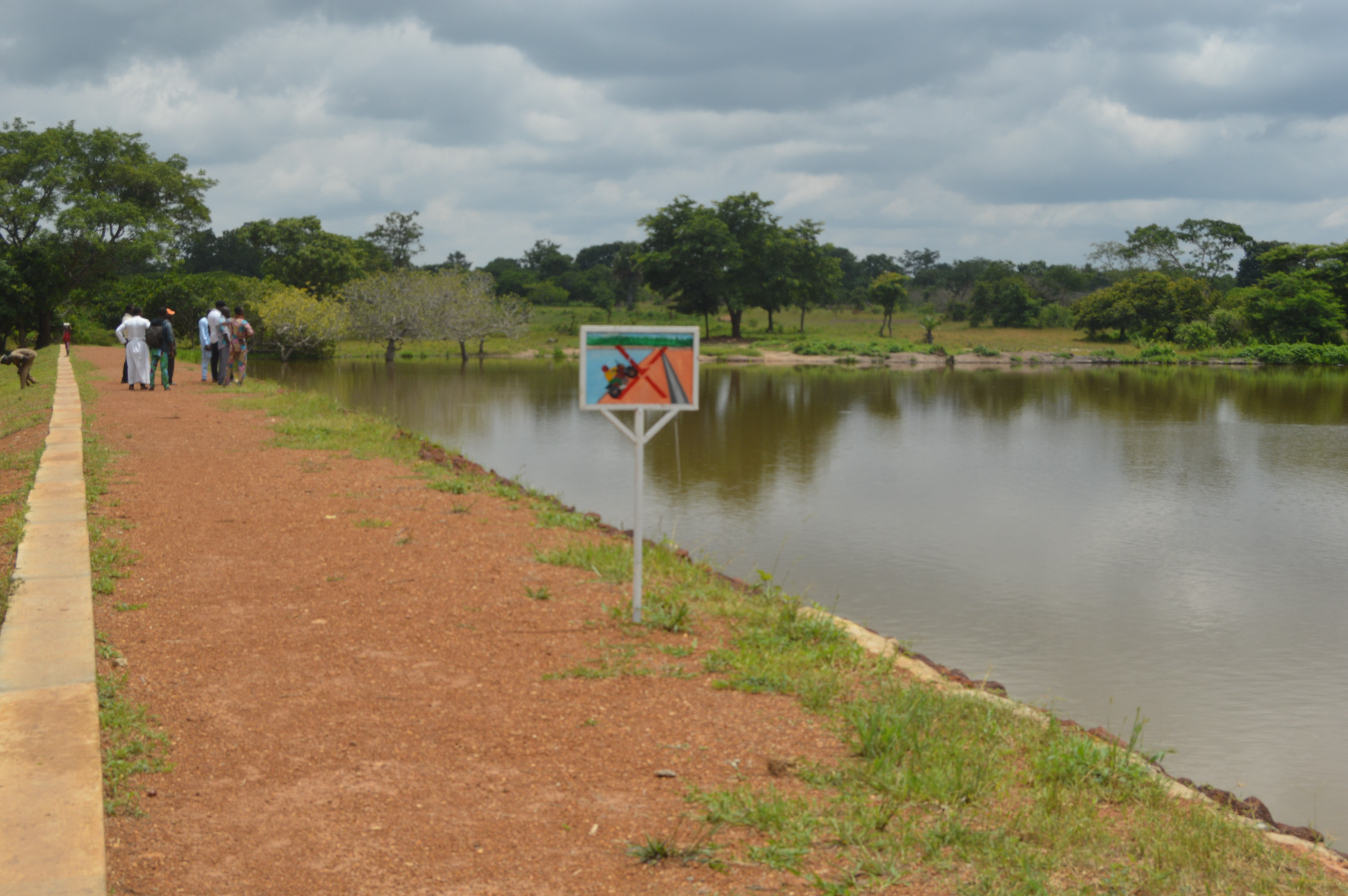 Caritas Parakou renforce la résilience climatique des communautés rurales : un bassin de rétention d’eau transforme le village de Bonwobérou