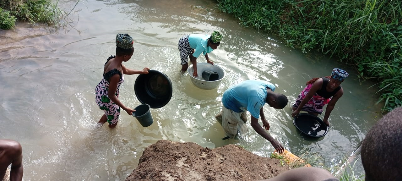 Garantir l’accès à l’eau potable : MISERIOR et la Caritas Lokossa sur le terrain pour observer, comprendre et mieux agir