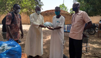 Caritas Bénin aide les enfants en situation de mendicité de Kandi à lutter contre le Covid-19