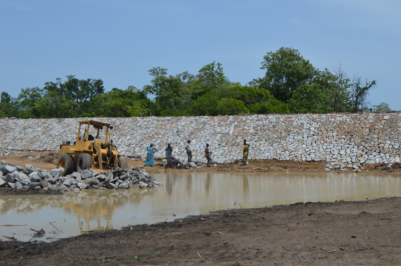 Caritas Parakou lutte contre les changements climatiques : une rétention d’eau de surface en construction à Babarou dans la Commune de Tchaourou