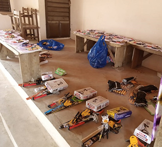 CARITAS BÉNIN OFFRE DES KITS D'APPRENTISSAGE AUX ENFANTS EN SITUATION DE MENDICITÉ DE KANDI ET DE DJOUGOU.
