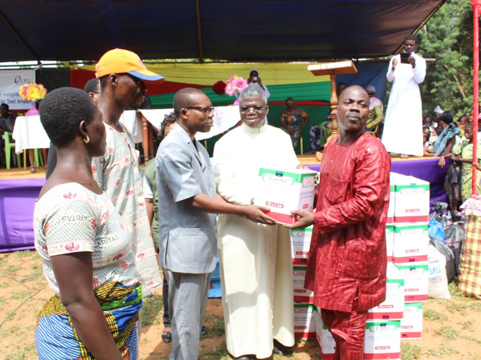 Caritas Bénin et ses partenaires donnent des vivres et de compléments alimentaires aux victimes du drame de Tori Avamè.