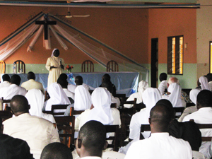 Rentrée Pastorale à Porto-Novo: la sœur Léonie Dochamou, Secrétaire Générale de Caritas Bénin, présente la mission et l'importance de la mobilisation de ressources en vue des œuvres de charité.